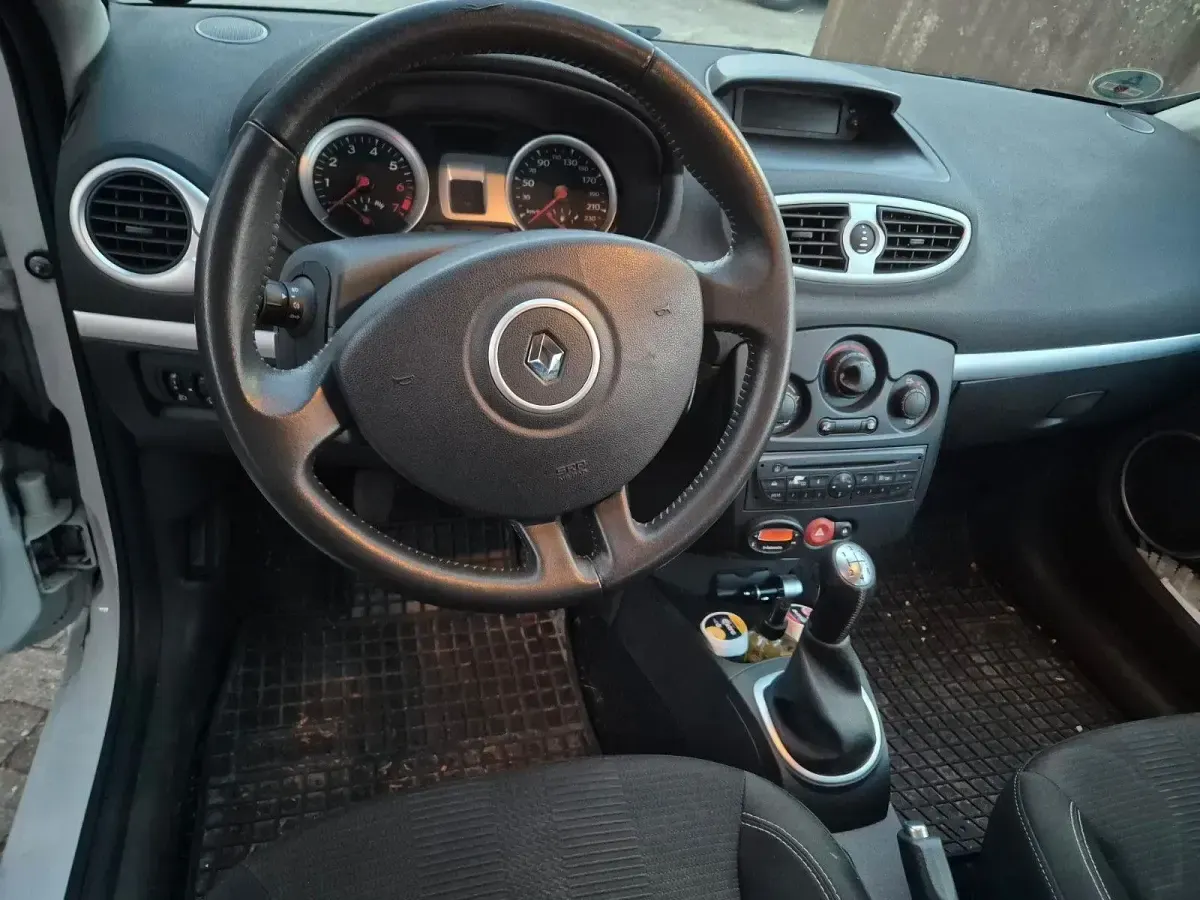 Gebraucht Renault Clio II 75 PS (55 kW) 2010 Weiß Limousine