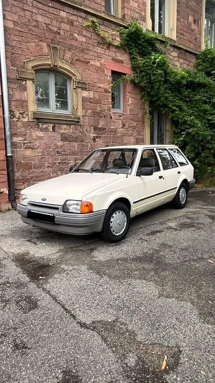Weiß Gebraucht 1986 Ford Escort Limousine | 2.100 € - Bild 1/4