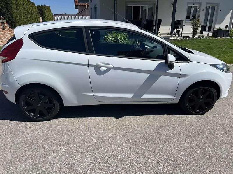 Gebraucht Ford Fiesta Ambiente 60 PS (44 kW) 2010 Weiß Limousine