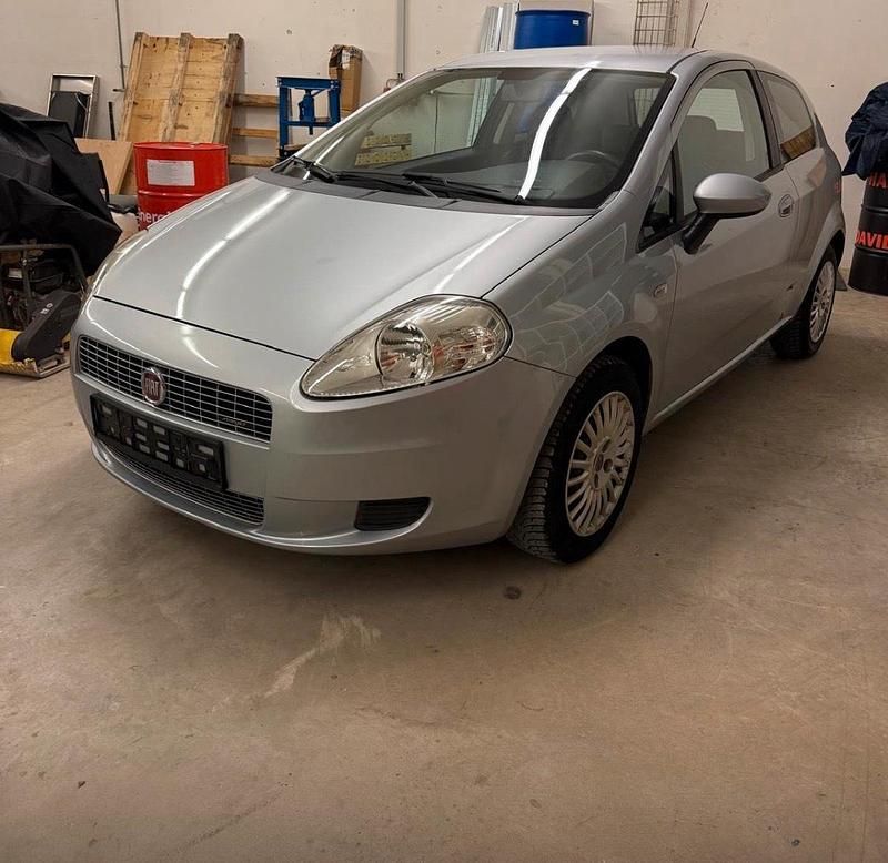 Grau Gebraucht 2009 Fiat Punto Kleinwagen | 750 € (Superpreis) - Bild 1/4