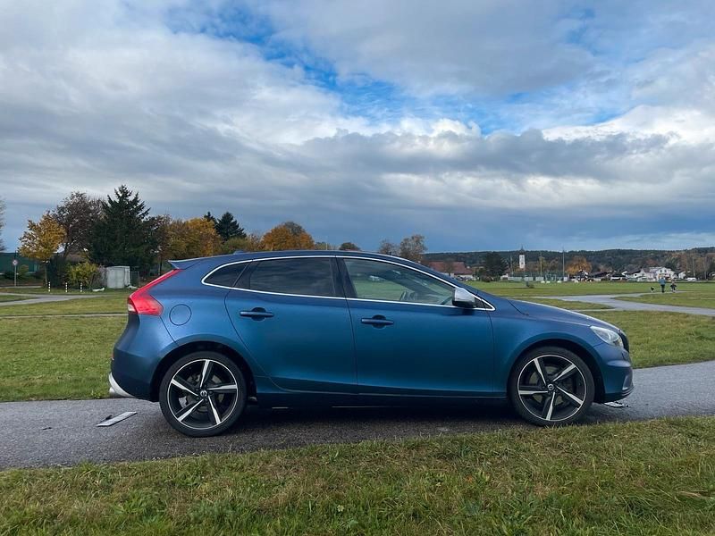 Gebraucht Volvo V40 R-Design Summum 190 PS (139 kW) 2015 Blau Kombi