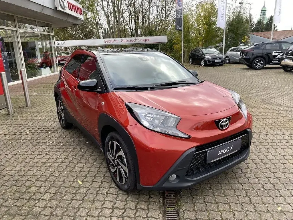 Gebraucht Toyota Aygo X Design 72 PS (52 kW) 2025 Chili red perleffekt/ night sky black SUV