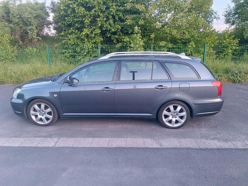 Grau Gebraucht 2005 Toyota Avensis Executive Kombi | 3.000 € (Guter Preis) - Bild 1/4