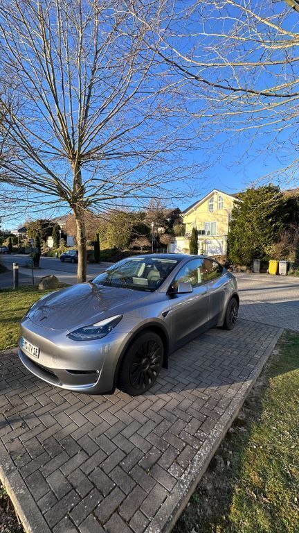 Grau Gebraucht 2024 Tesla Model Y SUV | 43.500 € (Etwas zu teuer) - Bild 1/4