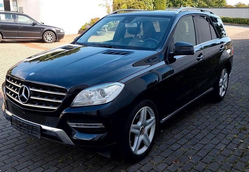Schwarz Gebraucht 2016 Mercedes ML250 SUV | 22.400 € (Fairer Preis) - Bild 1/4