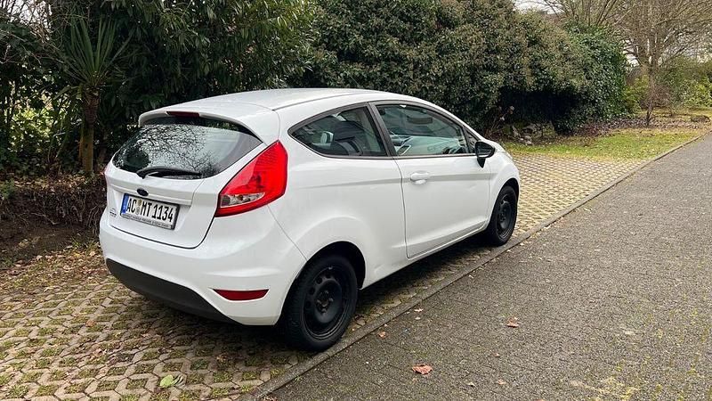 Gebraucht Ford Fiesta 60 PS (44 kW) 2010 Weiß Kleinwagen