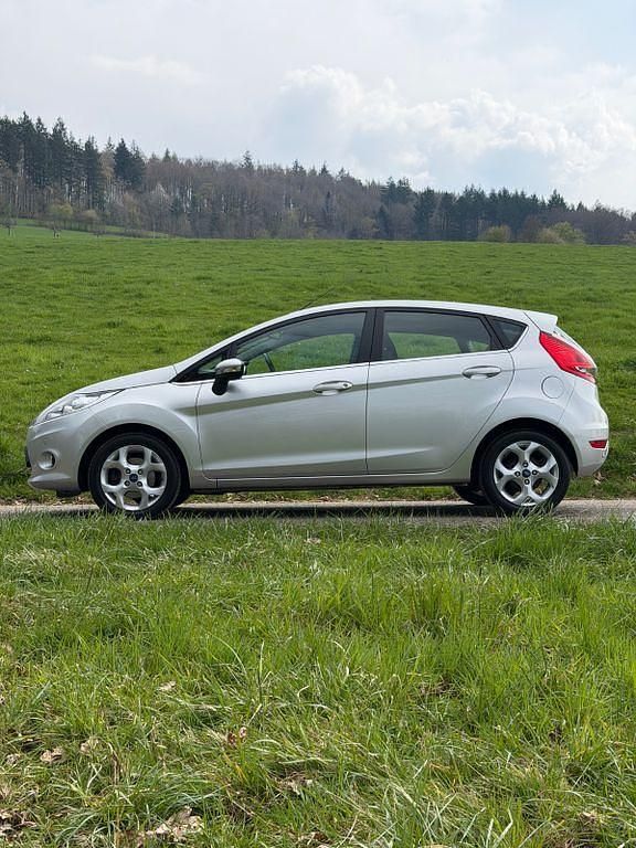 Gebraucht Ford Fiesta Titanium 97 PS (71 kW) 2011 Silber Kleinwagen