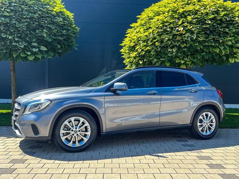Grau Gebraucht 2018 Mercedes GLA220 SUV | 26.850 € (Guter Preis) - Bild 1/4