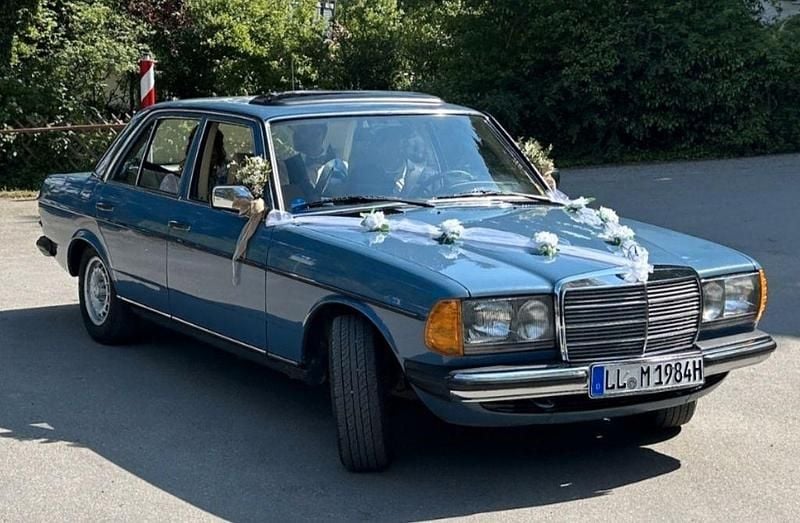 Blau Gebraucht 1984 Mercedes 250 Limousine | 14.900 € - Bild 1/4
