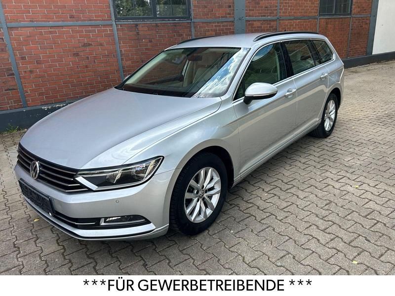 Silber Gebraucht 2018 VW Passat Comfortline Kombi | 10.850 € (Superpreis) - Bild 1/3