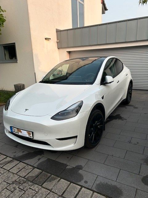 Weiß Gebraucht 2022 Tesla Model Y Long Range SUV | 44.000 € (Teuer) - Bild 1/4