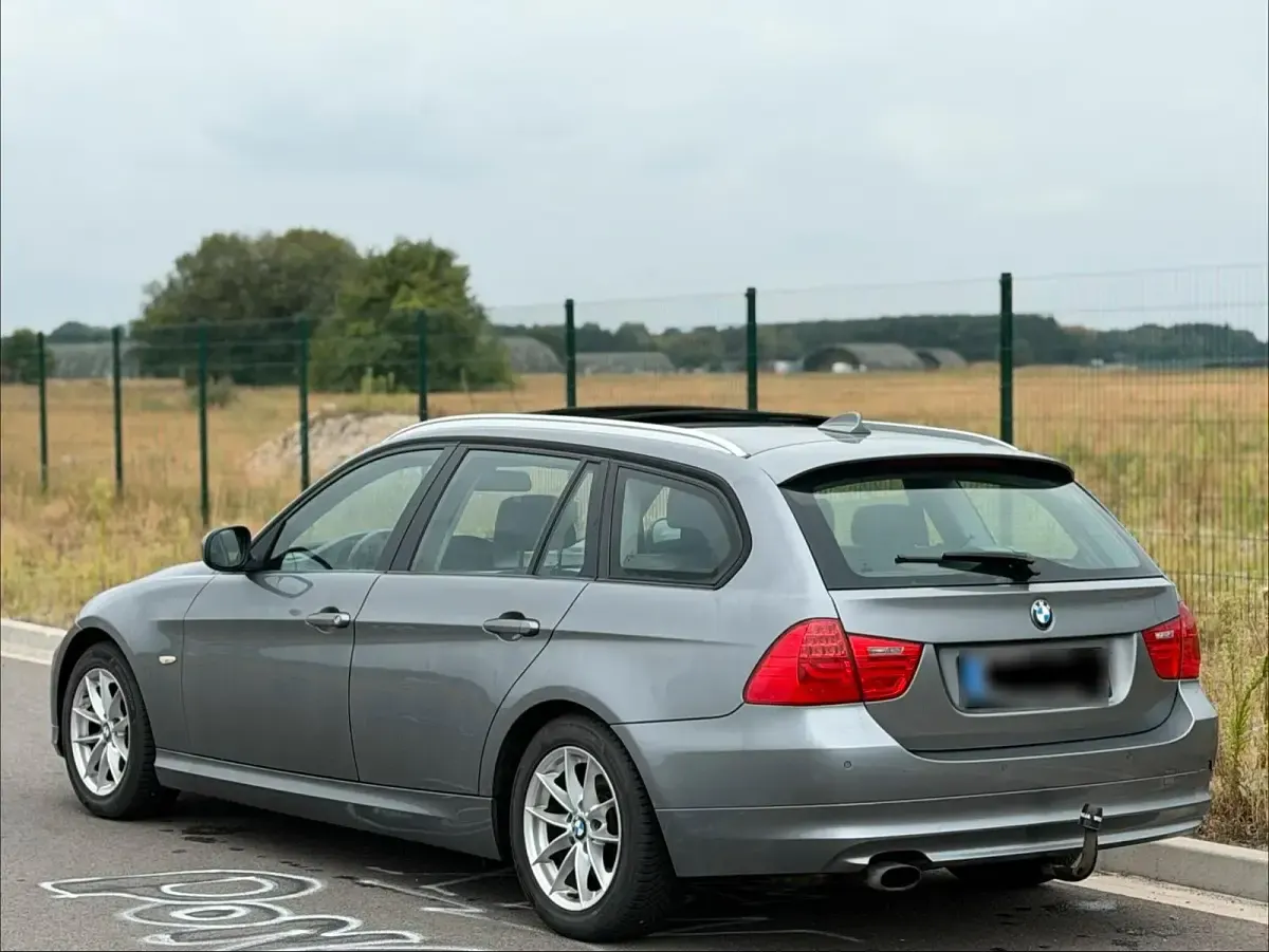 Gebraucht BMW 320 170 PS (125 kW) 2011 Grau Kombi