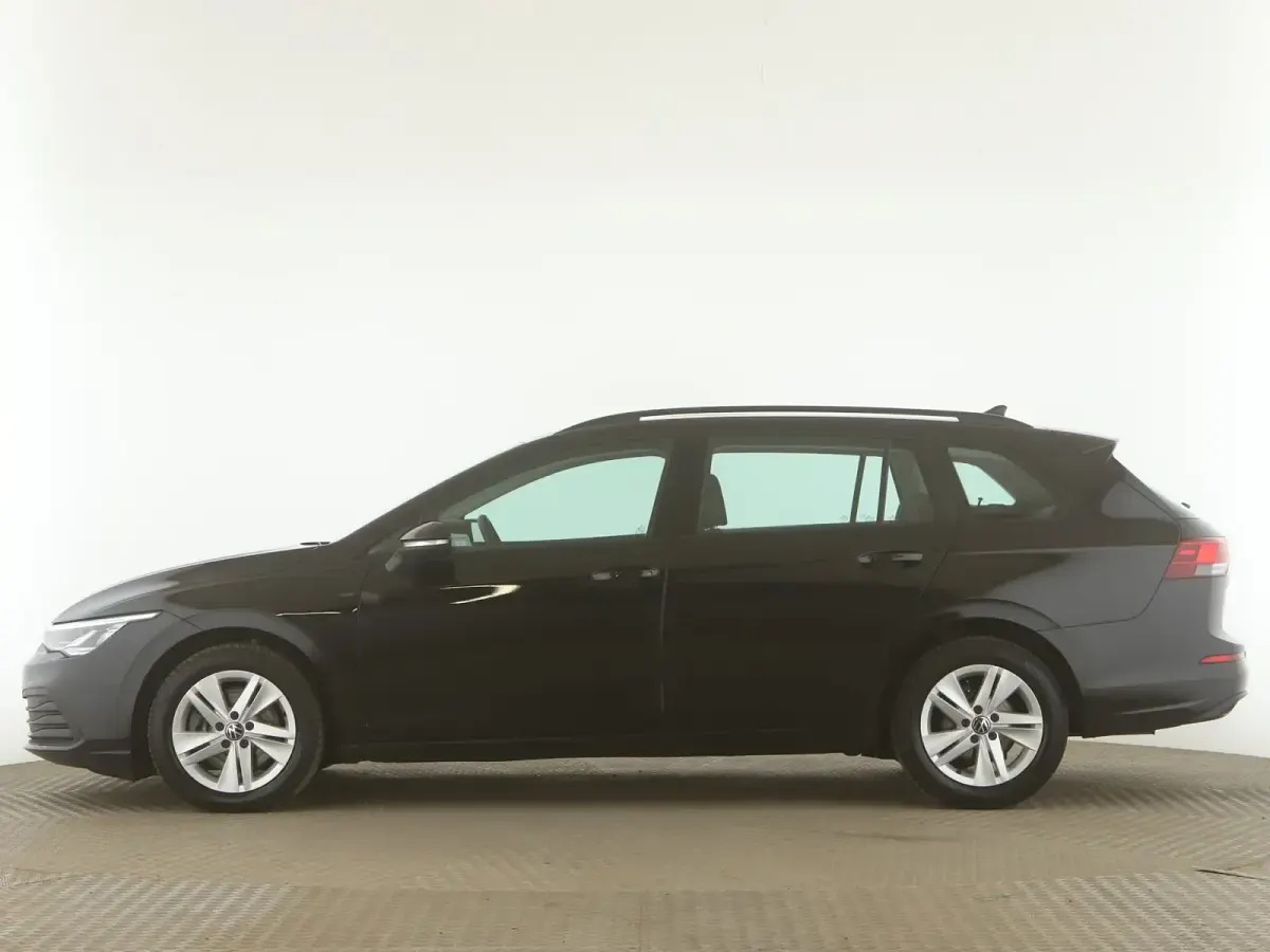 Gebraucht VW Golf VIII Life 116 PS (85 kW) 2023 Deep black perleffekt Limousine
