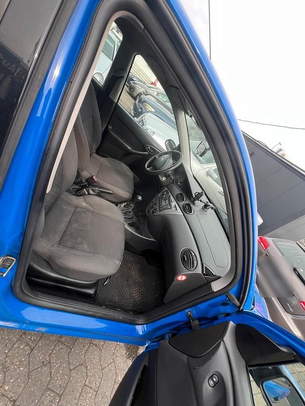 Usata Ford Focus 75 CV (55 kW) 2003 Blu Berlina