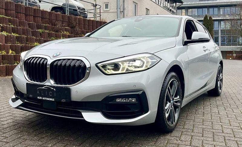 Silber Gebraucht 2019 BMW 118 Sport Line Kleinwagen | 18.490 € (Fairer Preis) - Bild 1/4