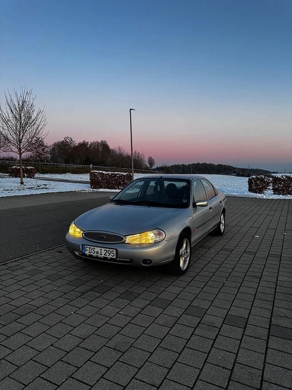 Gebraucht Ford Mondeo 118 PS (86 kW) 1998 Silber Limousine