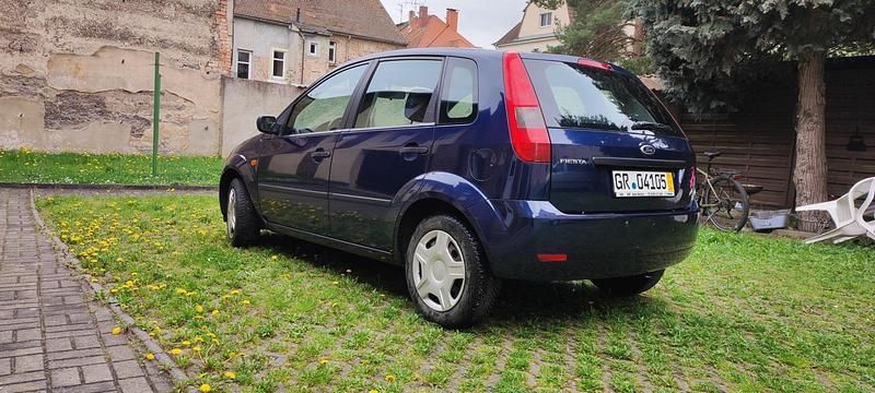 Blau Gebraucht 2004 Ford Fiesta Kleinwagen | 2.999 € (Etwas zu teuer) - Bild 1/4
