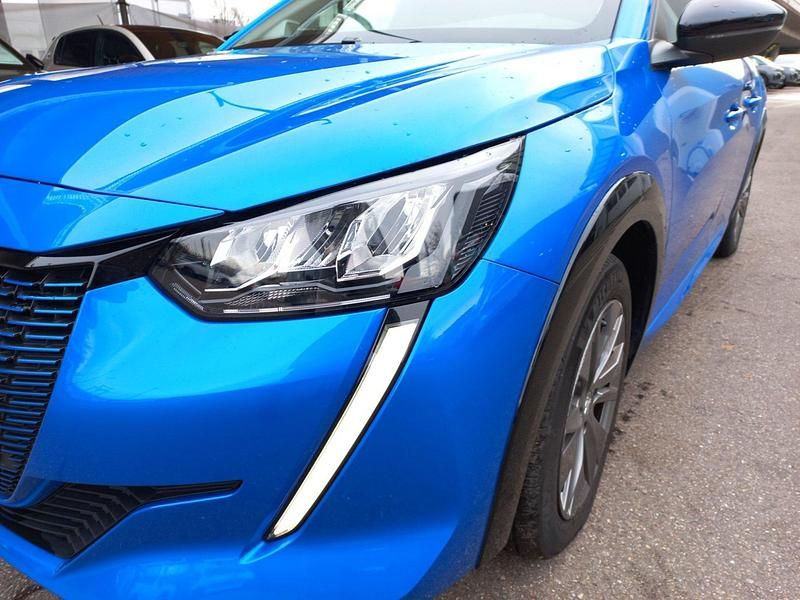 Gebraucht Peugeot e-208 Allure 100 kW (136 PS) 2023 Vertigo blau Kleinwagen