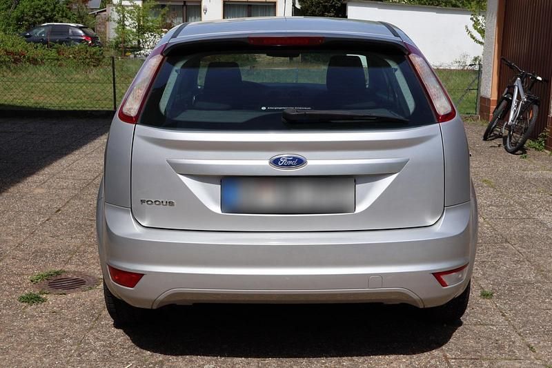 Usado Ford Focus 100 CV (73 kW) 2010 Plateado Berlina