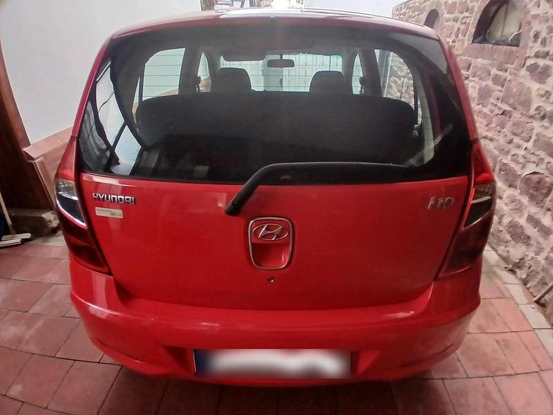Gebraucht Hyundai i10 65 PS (47 kW) 2012 Rot Kleinwagen