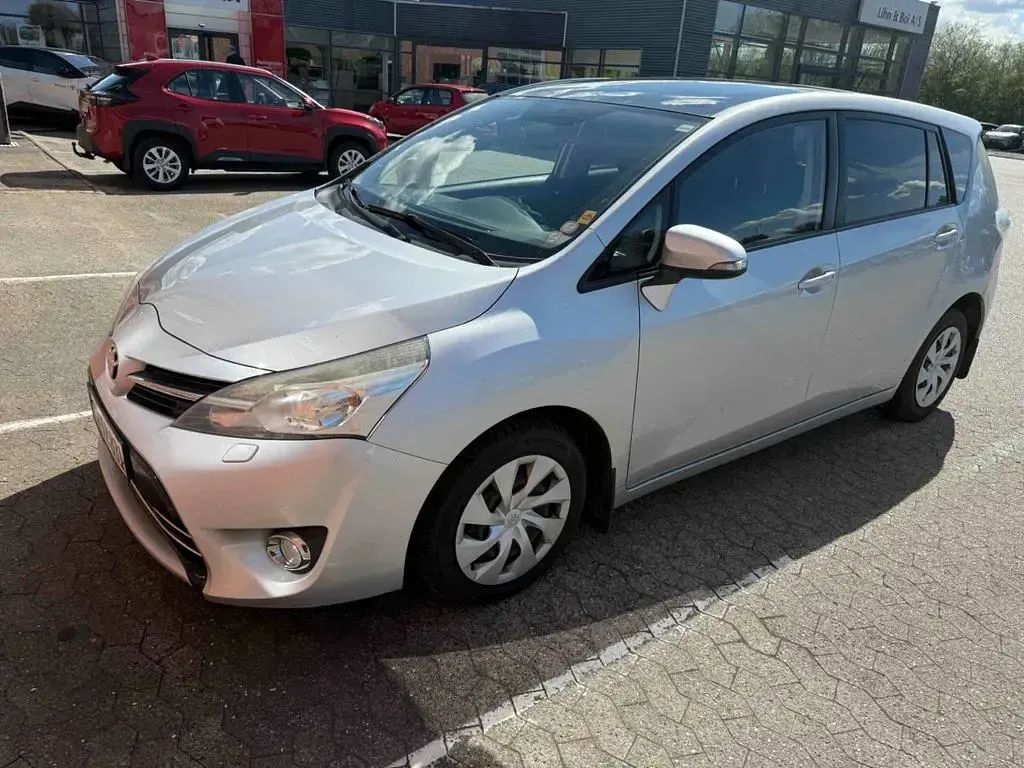 Gebraucht Toyota Verso Basis 124 PS (91 kW) 2013 Silber Van / Kleinbus