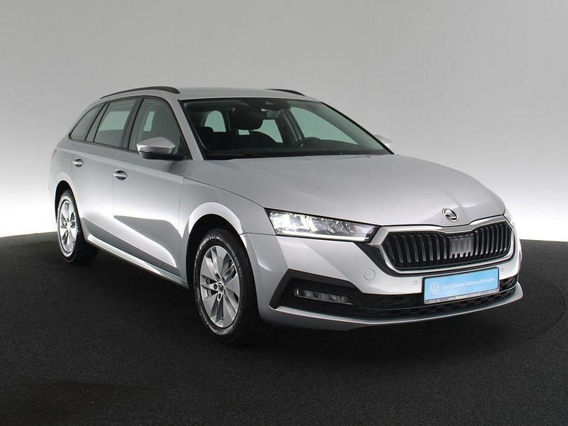 Gebraucht Skoda Octavia Ambition 150 PS (110 kW) 2022 Silber / brillantsilber Kombi