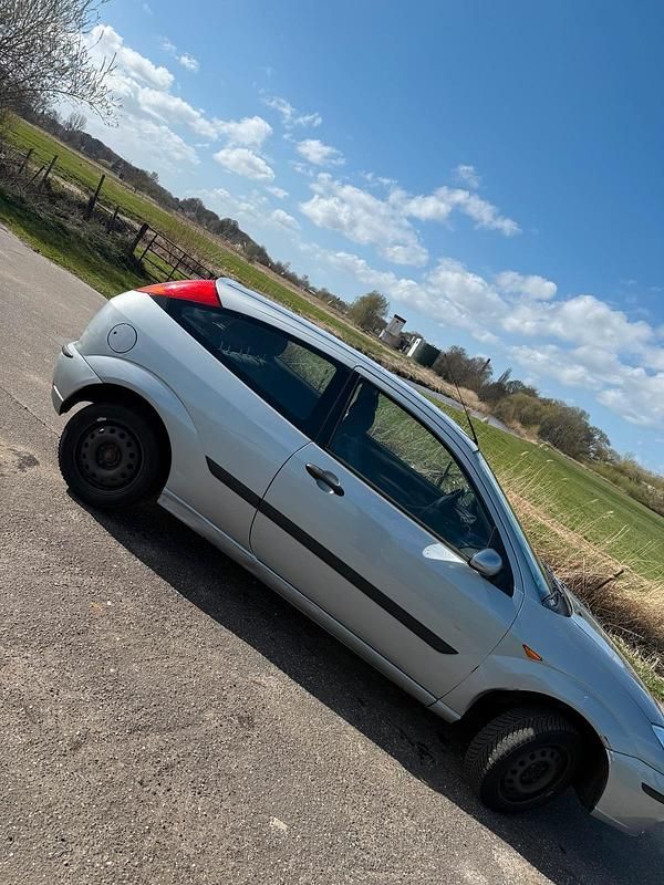 Second-hand Ford Focus 75 CP (55 kW) 2004 Gri Hatchback
