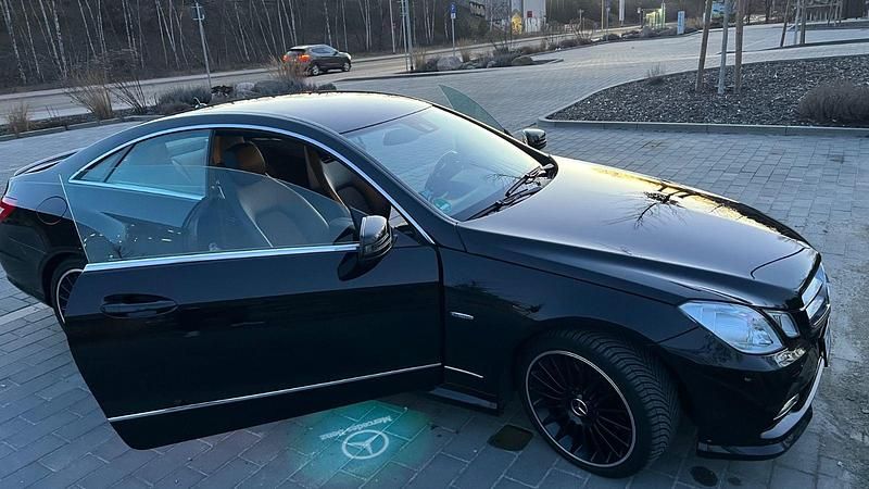 Gebraucht Mercedes E200 184 PS (135 kW) 2012 Schwarz Coupé