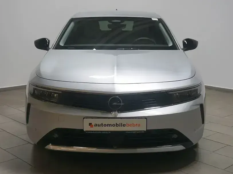 Usado Opel Astra Elegance 131 HP (96 kW) 2023 Prateado Sedan