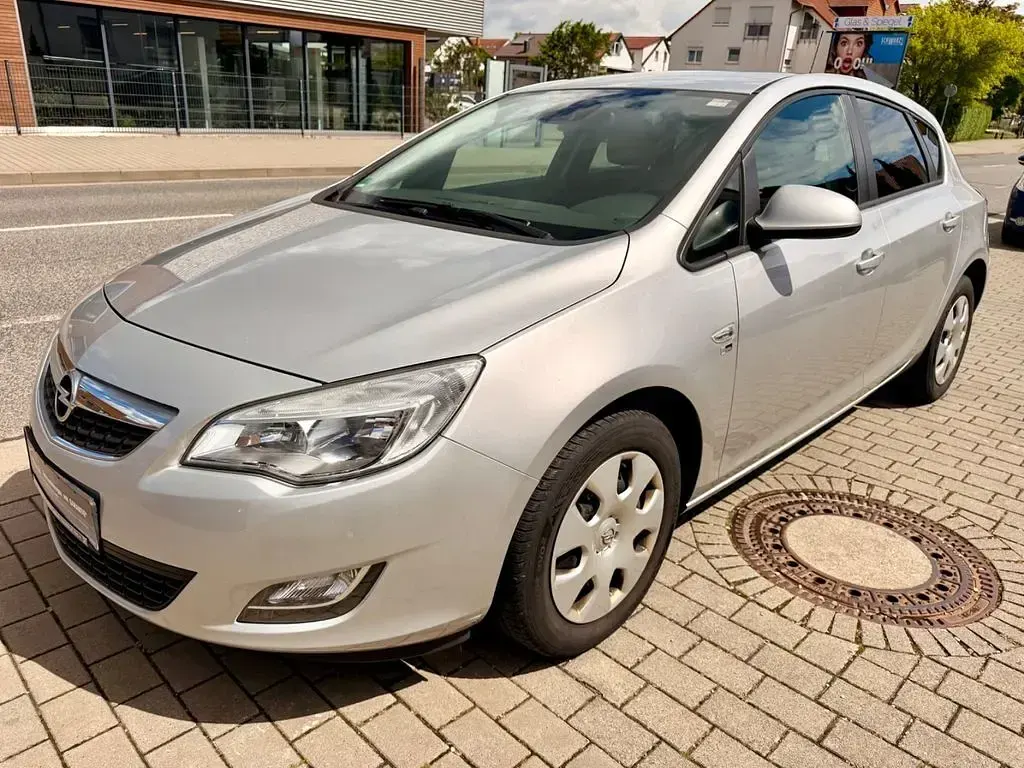 Gebraucht Opel Astra 140 PS (102 kW) 2012 Silber Limousine