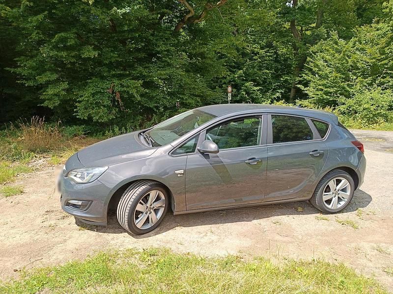 Gebraucht Opel Astra 101 PS (74 kW) 2012 Braun Limousine