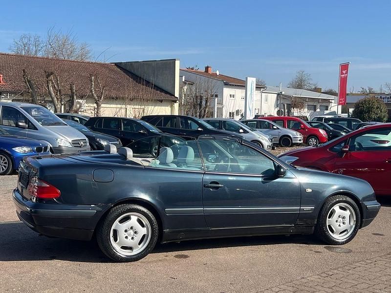 Gebraucht Mercedes CLK320 Avantgarde 218 PS (160 kW) 1999 Blau Cabrio