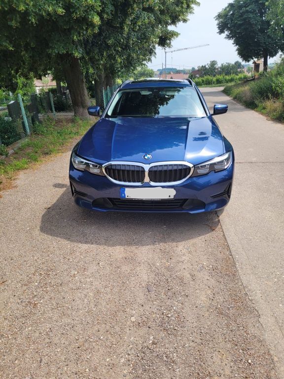 Blau Gebraucht 2021 BMW 320 Sport Line Kombi | 26.850 € (Guter Preis) - Bild 1/4