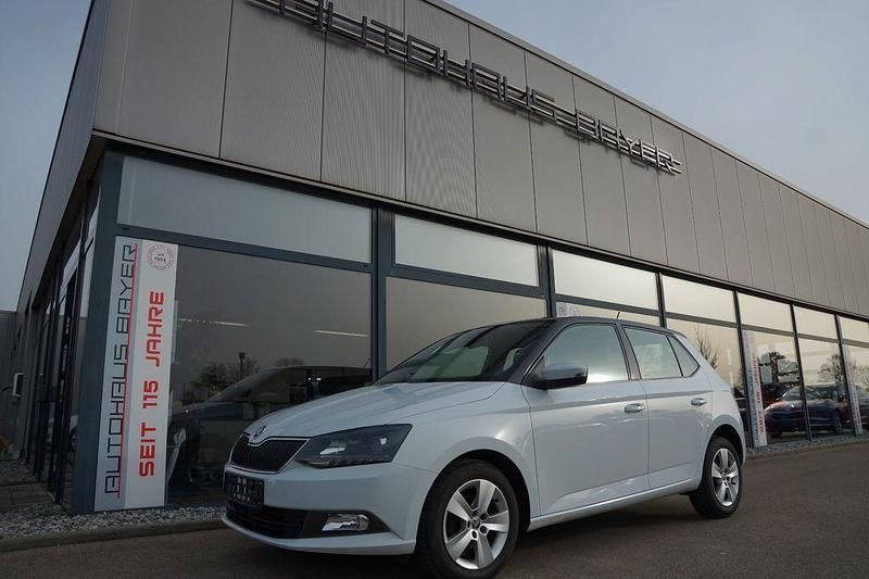 Weiß Gebraucht 2015 Skoda Fabia Limousine | 6.990 € (Fairer Preis) - Bild 1/4