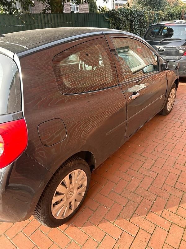Gebraucht Renault Clio II 74 PS (54 kW) 2008 Schwarz Kleinwagen