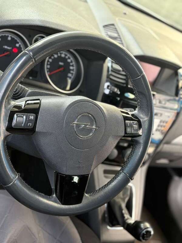 Silber Gebraucht 2010 Opel Zafira Edition Van / Kleinbus | 3.000 € (Fairer Preis) - Bild 1/4