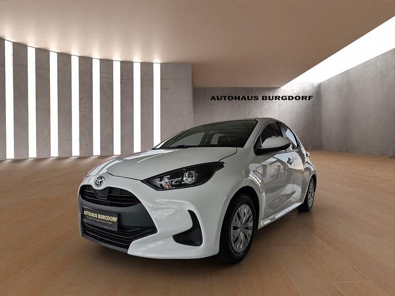 Weiß Gebraucht 2022 Toyota Yaris Hybrid Business Edition Kleinwagen | 17.499 € (Guter Preis) - Bild 1/4