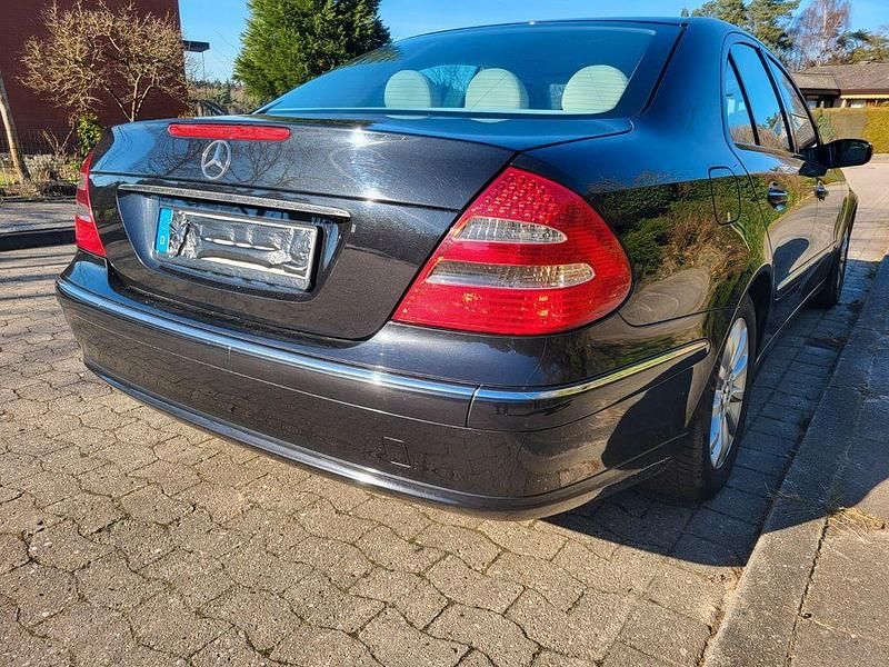 Gebraucht Mercedes E220 Avantgarde 150 PS (110 kW) 2003 Schwarz Limousine