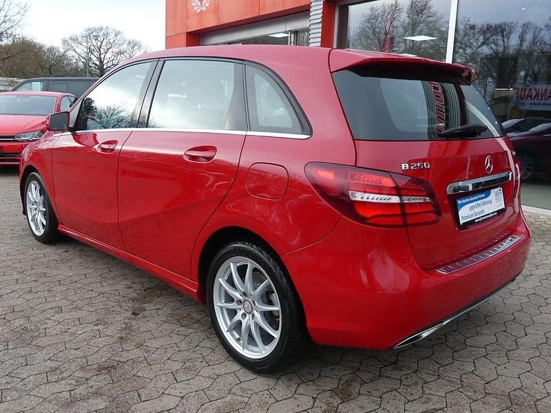 Gebraucht Mercedes B250 211 PS (155 kW) 2016 Rot Van / Kleinbus