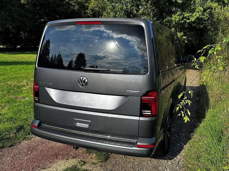 Gebraucht VW Multivan Highline 199 PS (146 kW) 2019 Grau Van