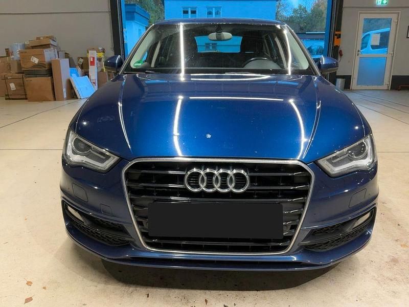 Blau Gebraucht 2014 Audi A3 Ambition Limousine | 12.499 € (Etwas zu teuer) - Bild 1/4