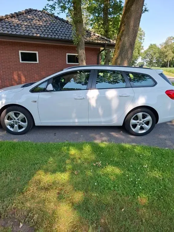 Gebraucht Opel Astra Edition 110 PS (80 kW) 2015 Grün Kombi