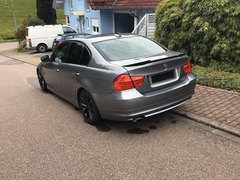 Gebraucht BMW 320 170 PS (125 kW) 2009 Grau Limousine