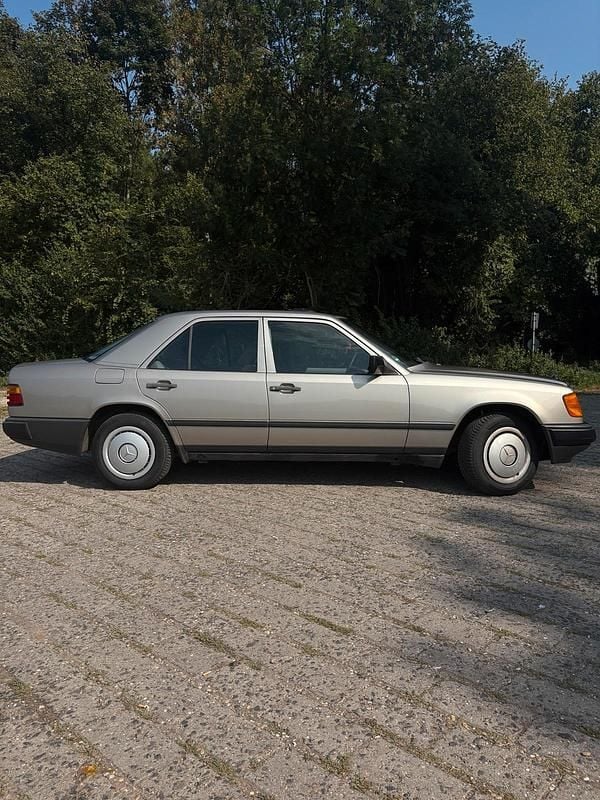 Second-hand Mercedes E230 132 CP (97 kW) 1988 Argintiu Berlinǎ