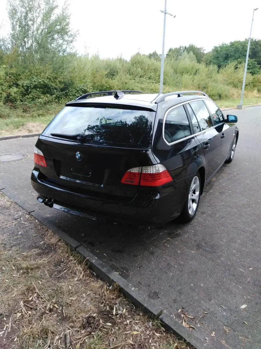 Gebraucht BMW 525 183 PS (134 kW) 2009 Schwarz Kombi