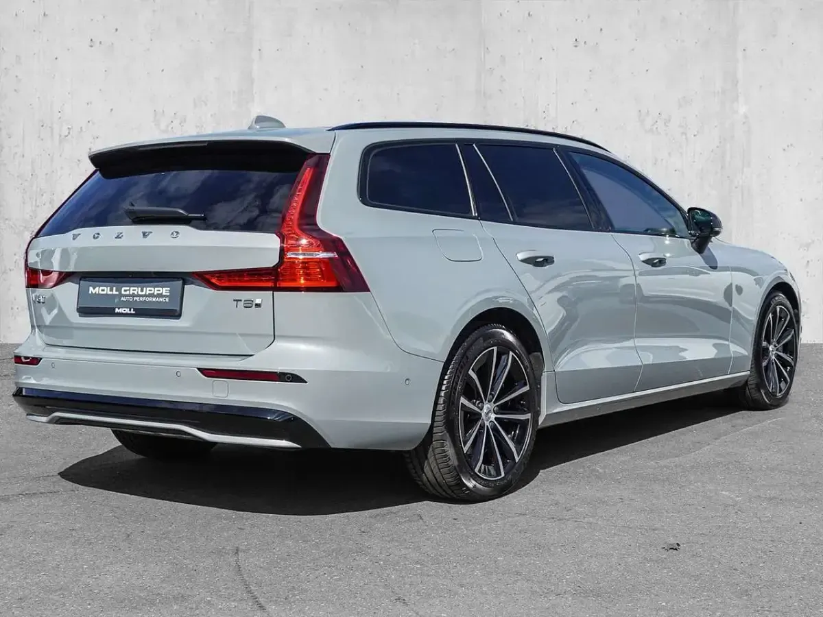 Gebraucht Volvo V60 Plus 310 PS (228 kW) 2024 Grau Kombi