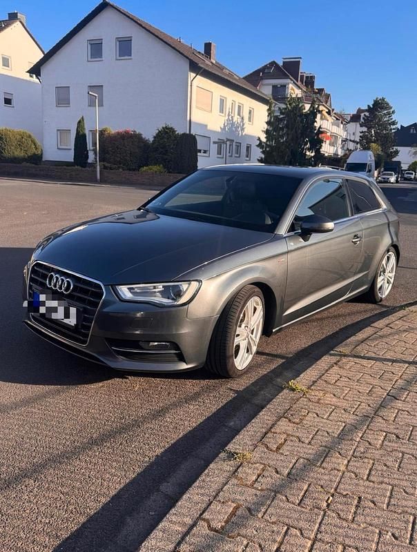 Grau Gebraucht 2013 Audi A3 Ambiente Limousine | 10.990 € - Bild 1/4