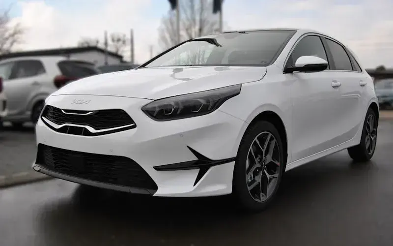Gebraucht Kia Ceed Platinum 140 PS (102 kW) 2025 Weiß Kleinwagen