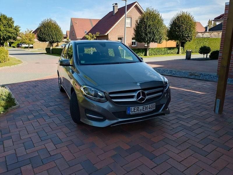 Grau Gebraucht 2015 Mercedes B180 Van / Kleinbus | 12.450 € (Fairer Preis) - Bild 1/4
