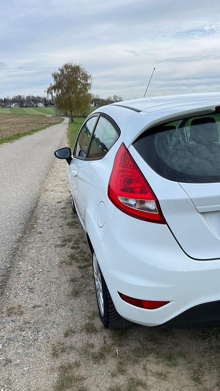 Gebraucht Ford Fiesta 60 PS (44 kW) 2010 Weiß Kleinwagen